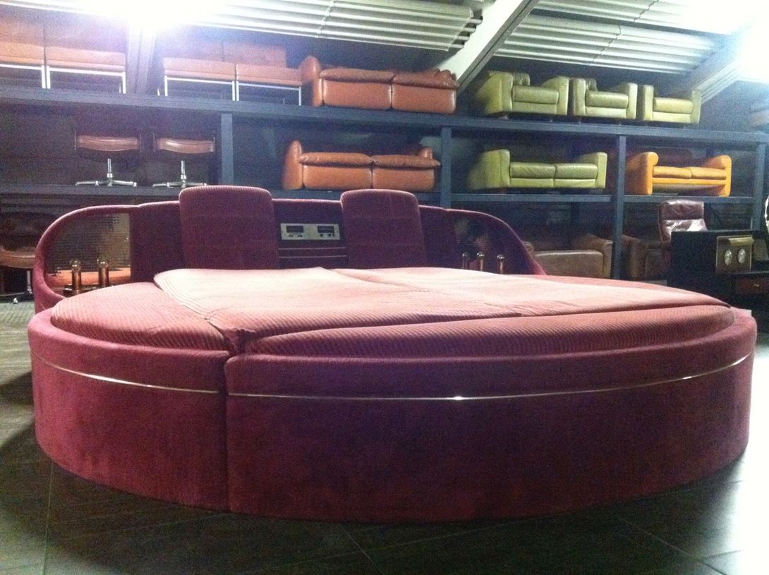 Foto Jet Bed with Stereo in Red Vine Velvet Cord Nuremberg 1967
