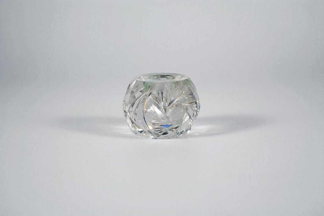 Foto Spherical Shaped Crystal Glass Candle Holder