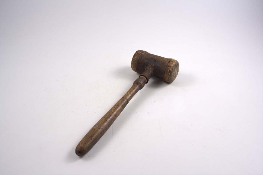 Foto Old Wooden Hammer, Dark Brown h37x11