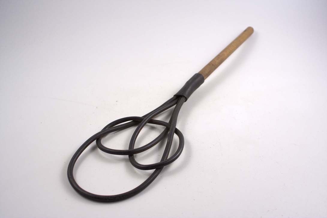 Foto Black Wooden Carpet Beater, Pretzel-Shaped