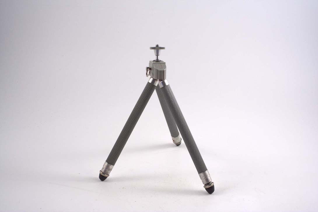 Foto Gray Industrial Metal Tripod with Chrome Accents h27