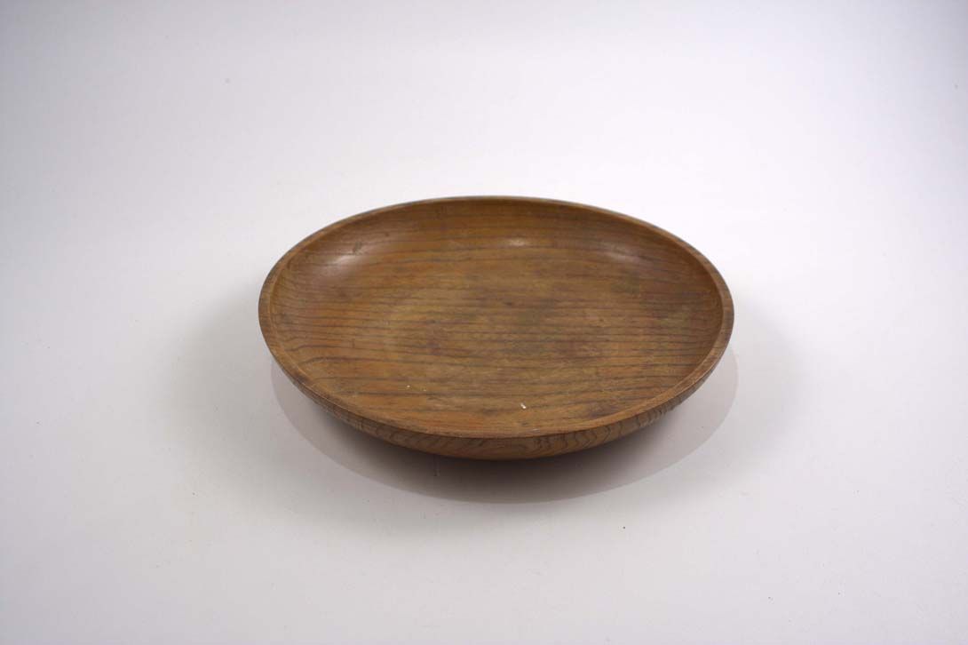 Foto Smooth Circular Wooden Bowl / Plate, Walnut