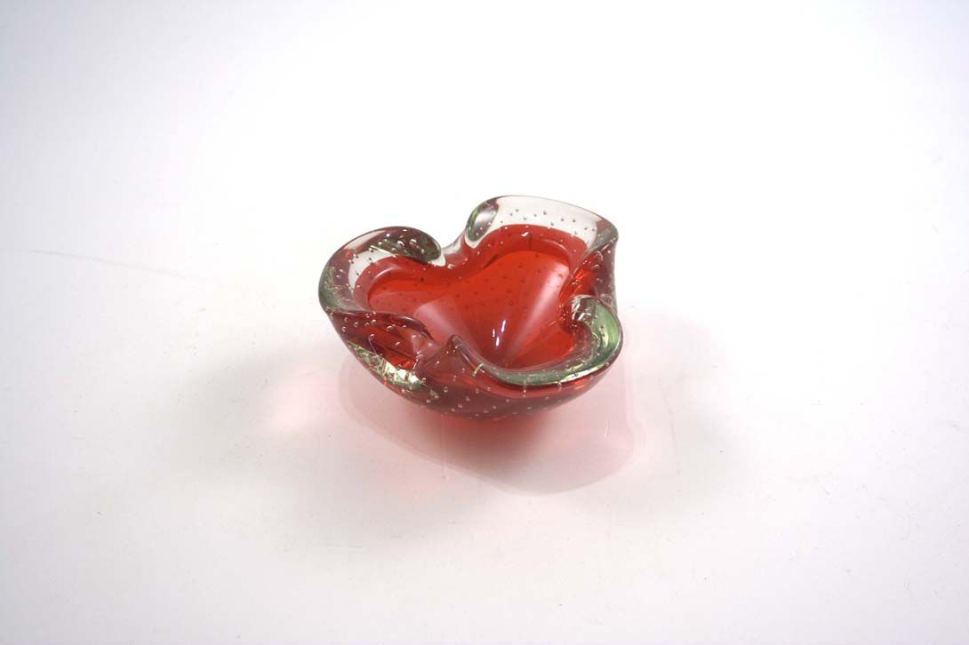 Foto Ashtray, Red Glass, Transparent Edges, Three-Leaved Shape