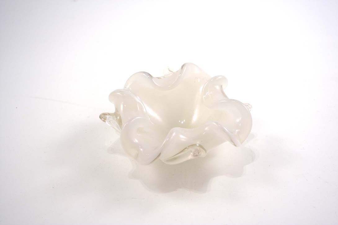 Foto Ashtray, Milky Glass, Pale White, Coral Shape