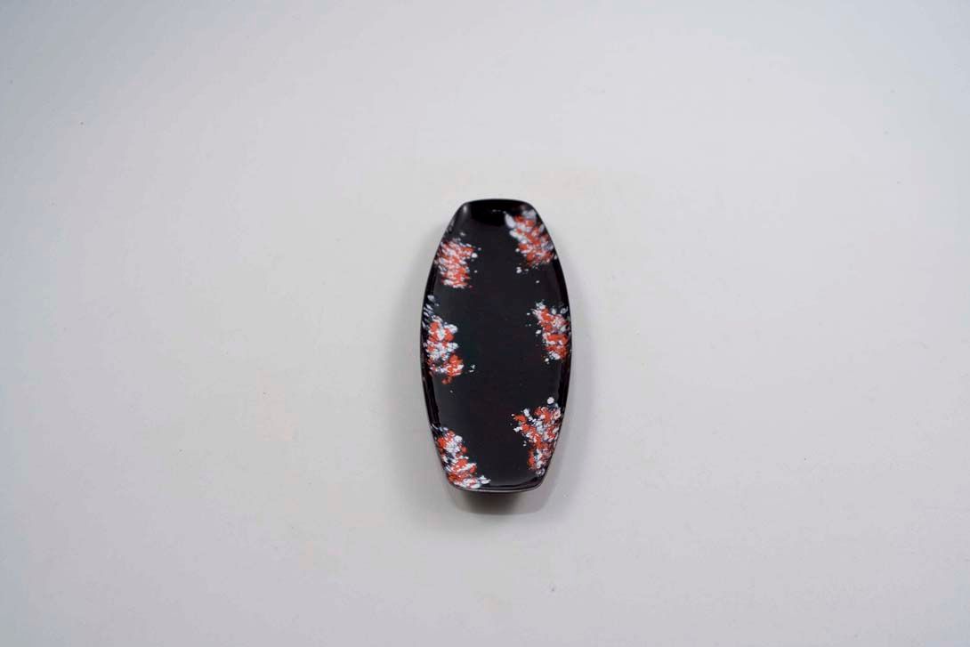 Foto Black Elongated Plate with Dabbed Floral Pattern