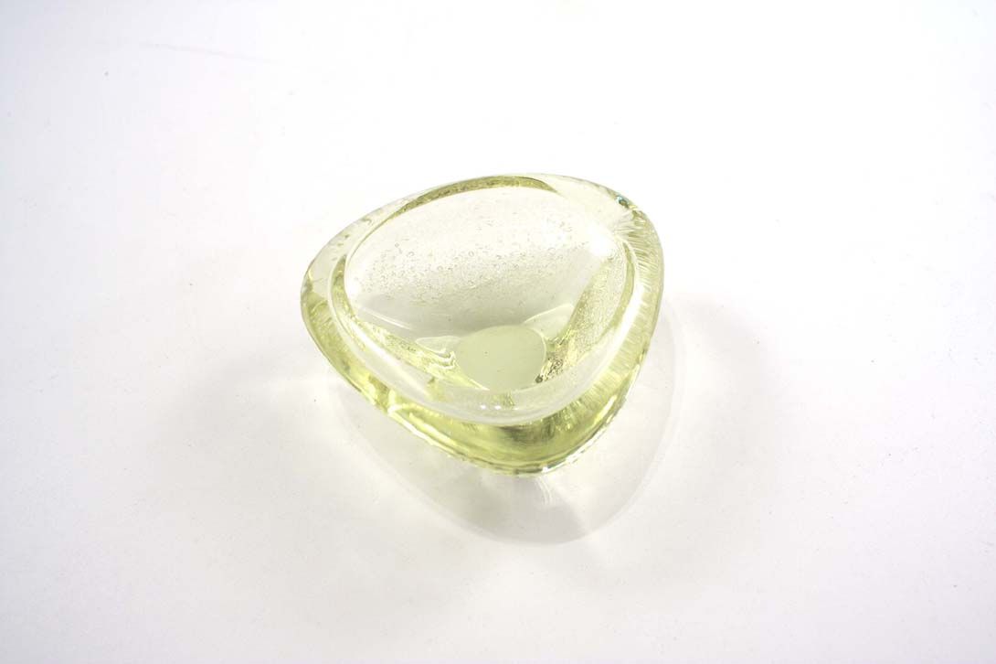 Foto Triangular Ashtray, Glass, Smooth Shape, Transparent Yellow