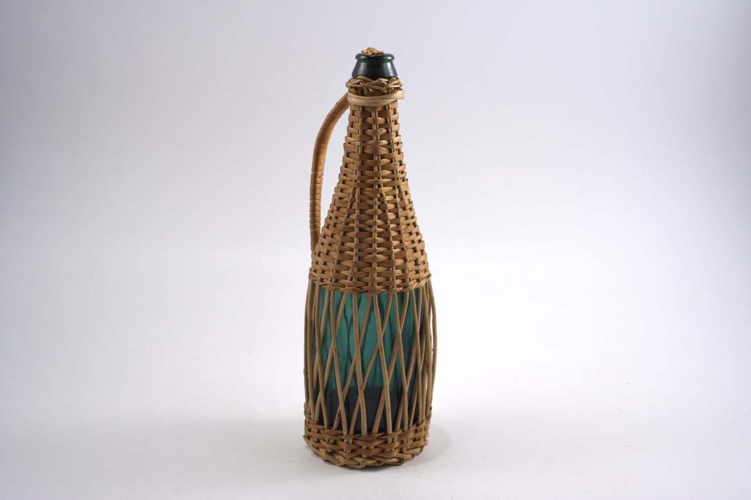 Foto Blue Water Bottle with Basket Coat Holland 1920