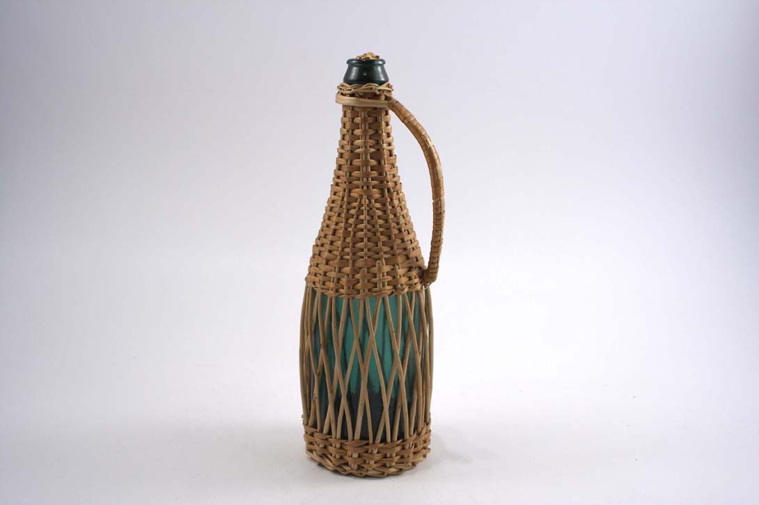 Foto Blue Water Bottle with Basket Coat Holland 1920