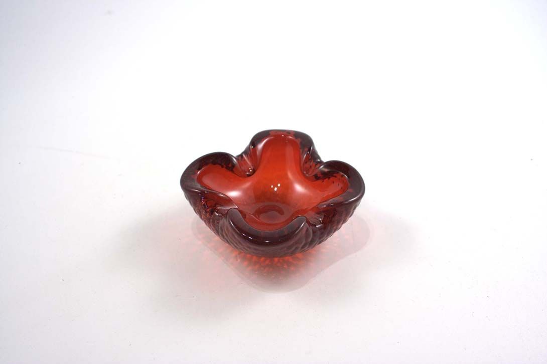 Foto Ashtray, Four-Leaved Flower Shape, Red Glass