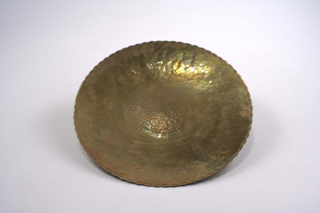 Foto Hammered Brazen Metal Plate / Flat Bowl, 1966