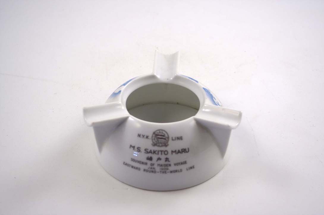 Foto White/Blue Porcelain Ashtray, Globe Decor
