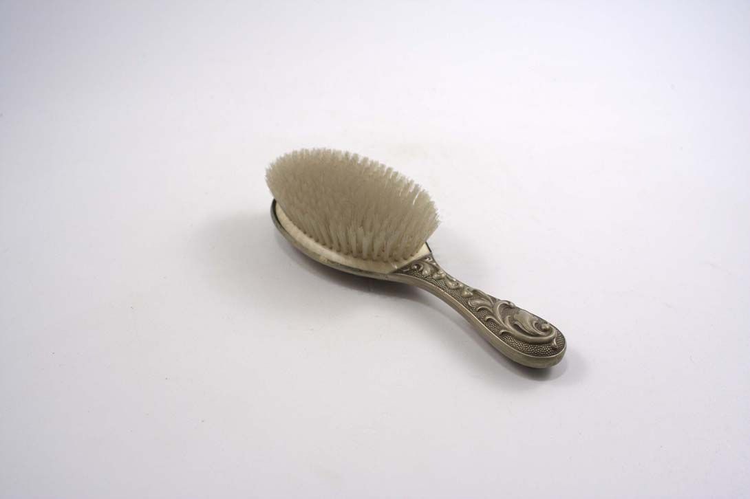Foto 1900&#8217;s Brush, Silver Metal, Squiggly Relief