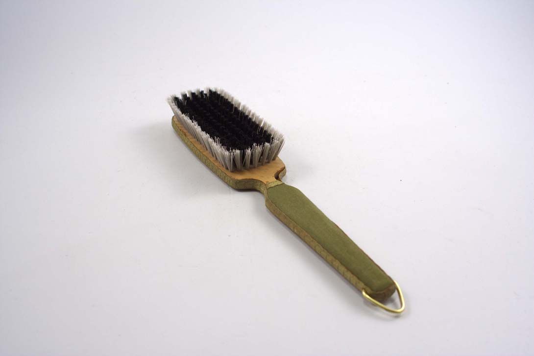 Foto Moss Green Brush With Wooden Suspension Device 1965