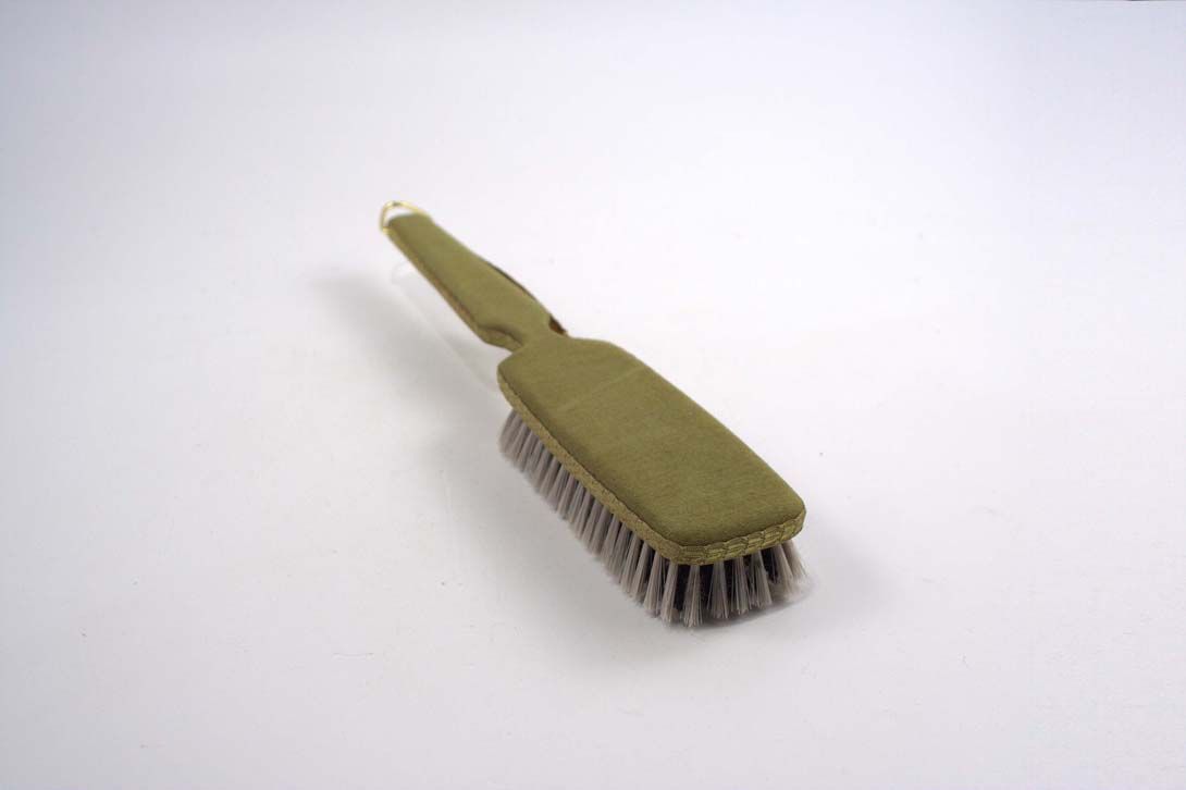 Foto Moss Green Brush With Wooden Suspension Device 1965
