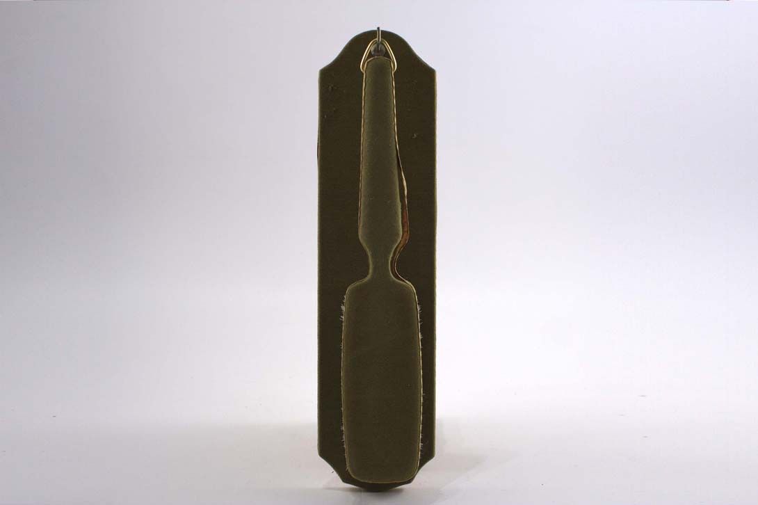 Foto Moss Green Brush With Wooden Suspension Device 1965
