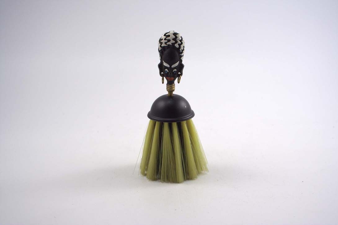 Foto Brush, African Figure With Yellow-Green Brush Dress
