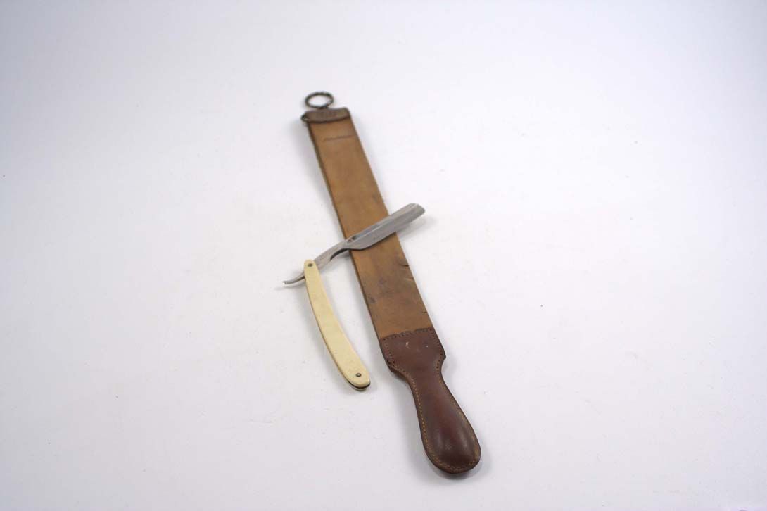 Foto Old Straight Razor With Sharpener, Beige