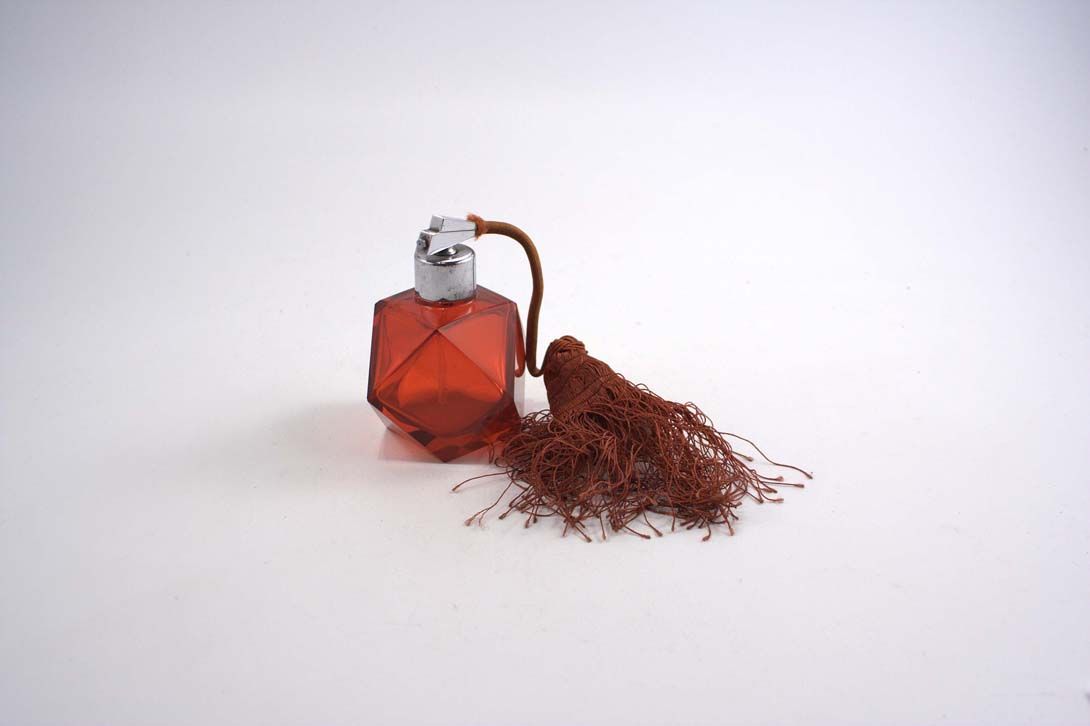 Foto Red Glass Perfume Bottle, Archimedean Corpus with Nebulizer  DEKO h12x9