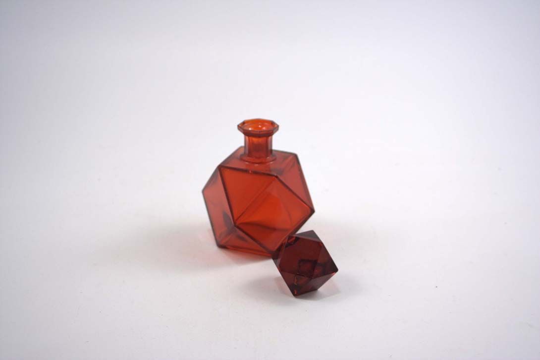 Foto Flakon Red Glass Perfume Bottle, Archimedean Corpus With Plug Dresden 1930 h12x9