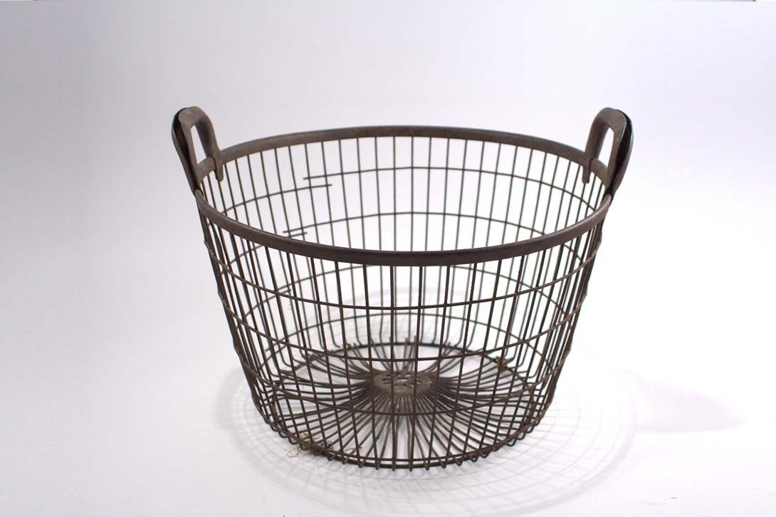 Foto Antique Metal Potatoe Basket, Black Metal