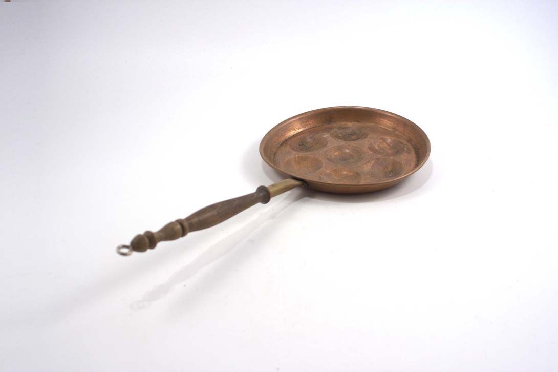 Foto Copper Pan with Throughs and Turned Handle l44 France 1920
