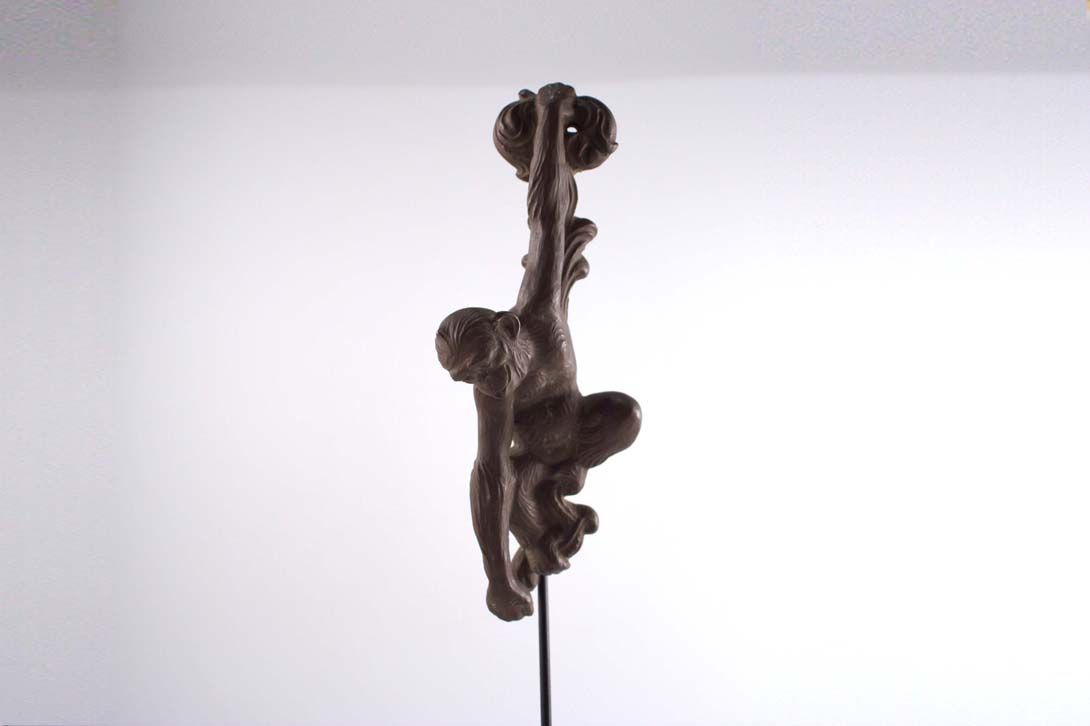 Foto Cheerful Hanging Ape Sculpture GDR