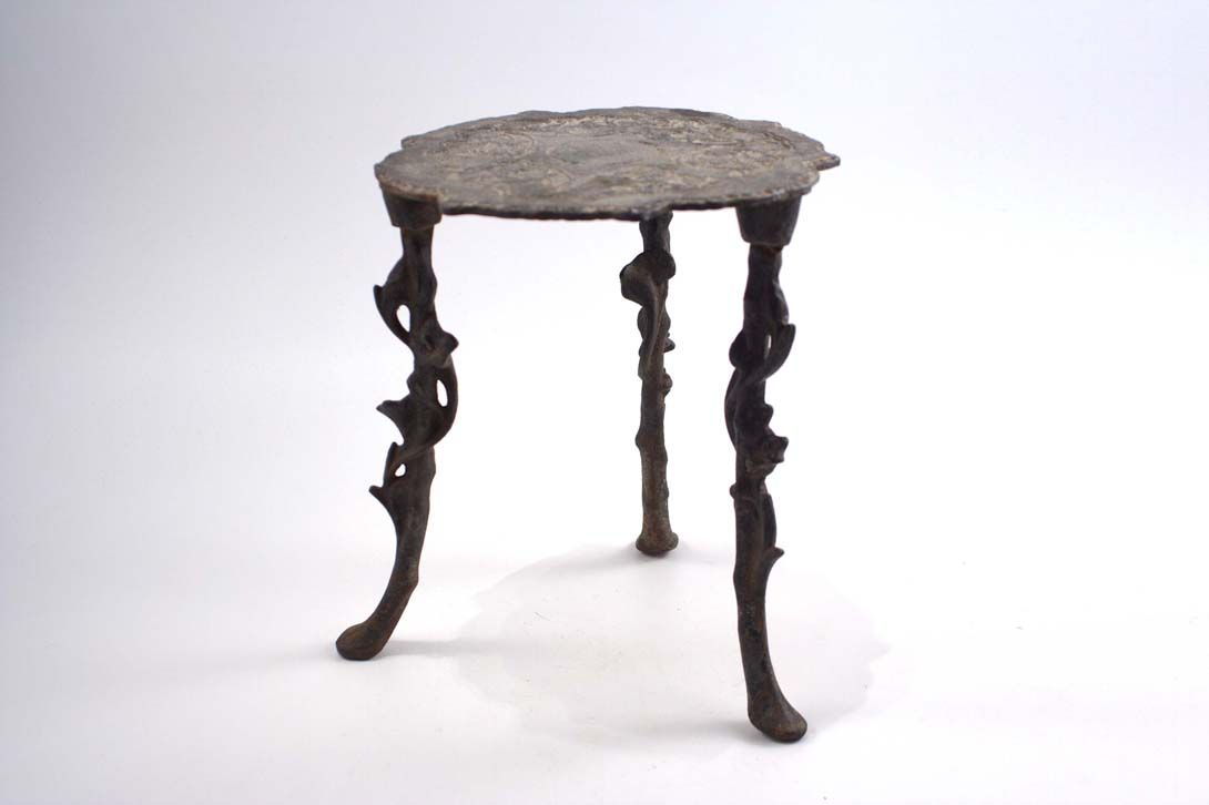 Foto Dark Iron Table with 3 Floral Tendril Legs