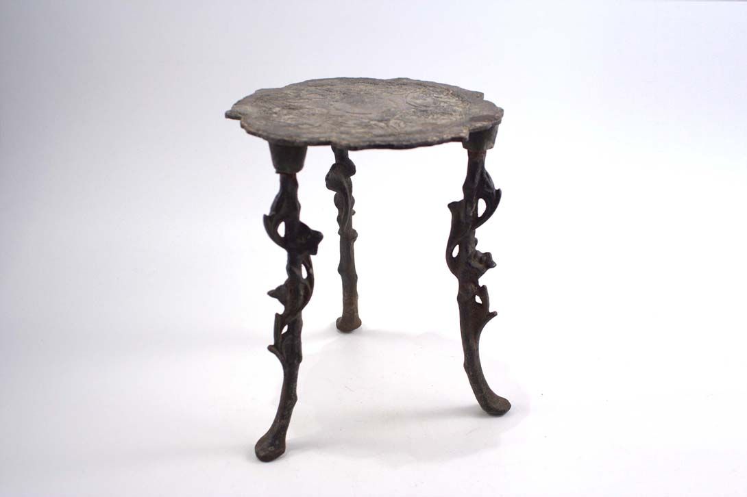 Foto Dark Iron Table with 3 Floral Tendril Legs