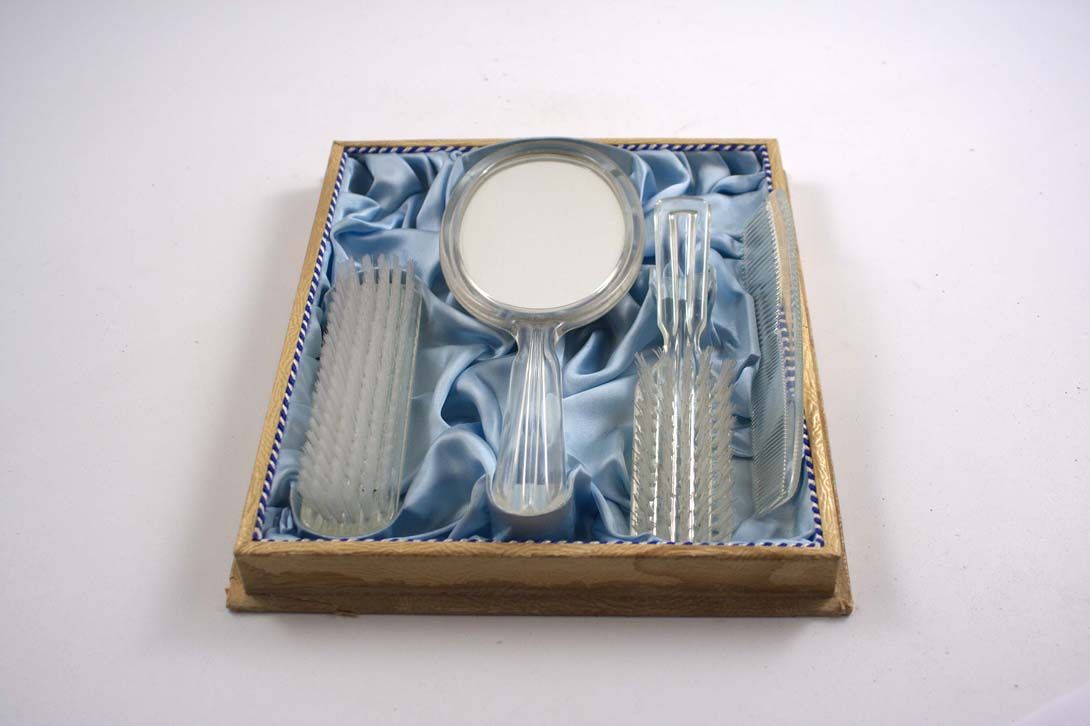 Foto Beauty / Hairdressing Set, Hand Mirror, Brushes and Comb, Transparent Plastic