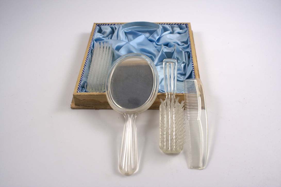 Foto Beauty / Hairdressing Set, Hand Mirror, Brushes and Comb, Transparent Plastic