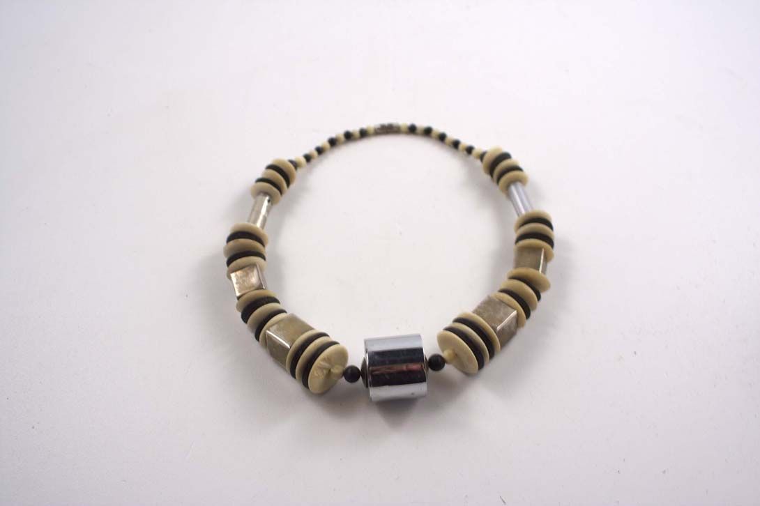 Foto Necklace With Wood and Silver Metal Geometric Beads