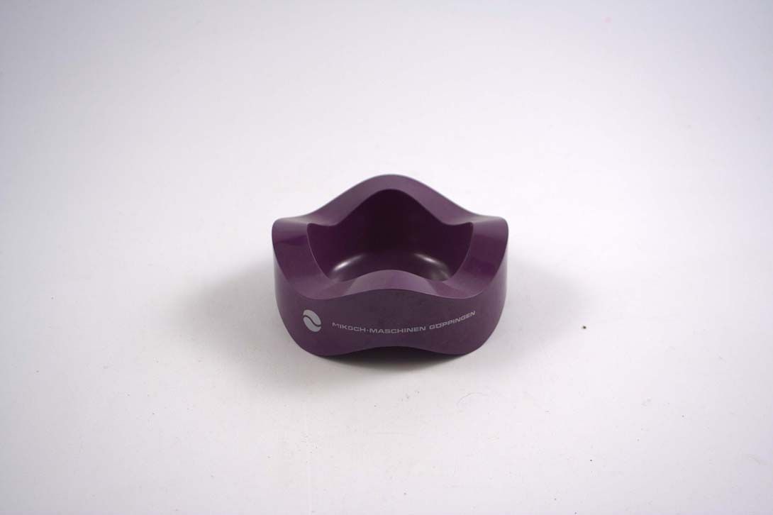 Foto Ashtray. Mikoch Maschinen Copenhagen, Violet Plastic, Wavy Edge