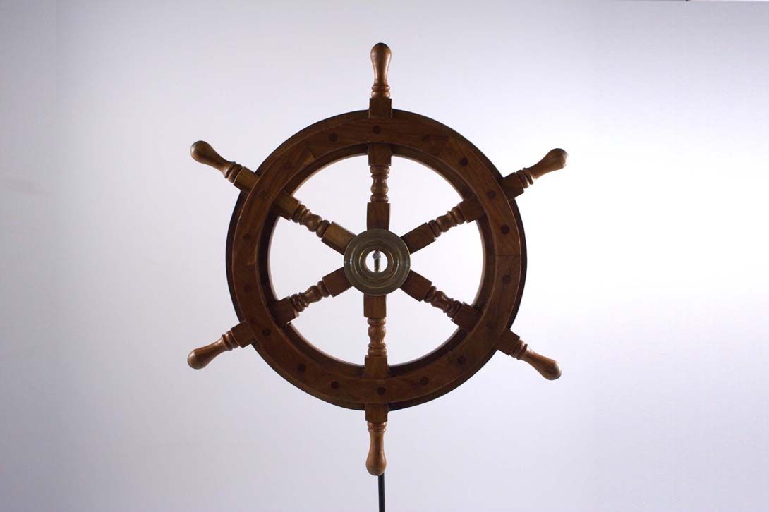 Foto Wooden Ship&#8217;s Steering Wheel