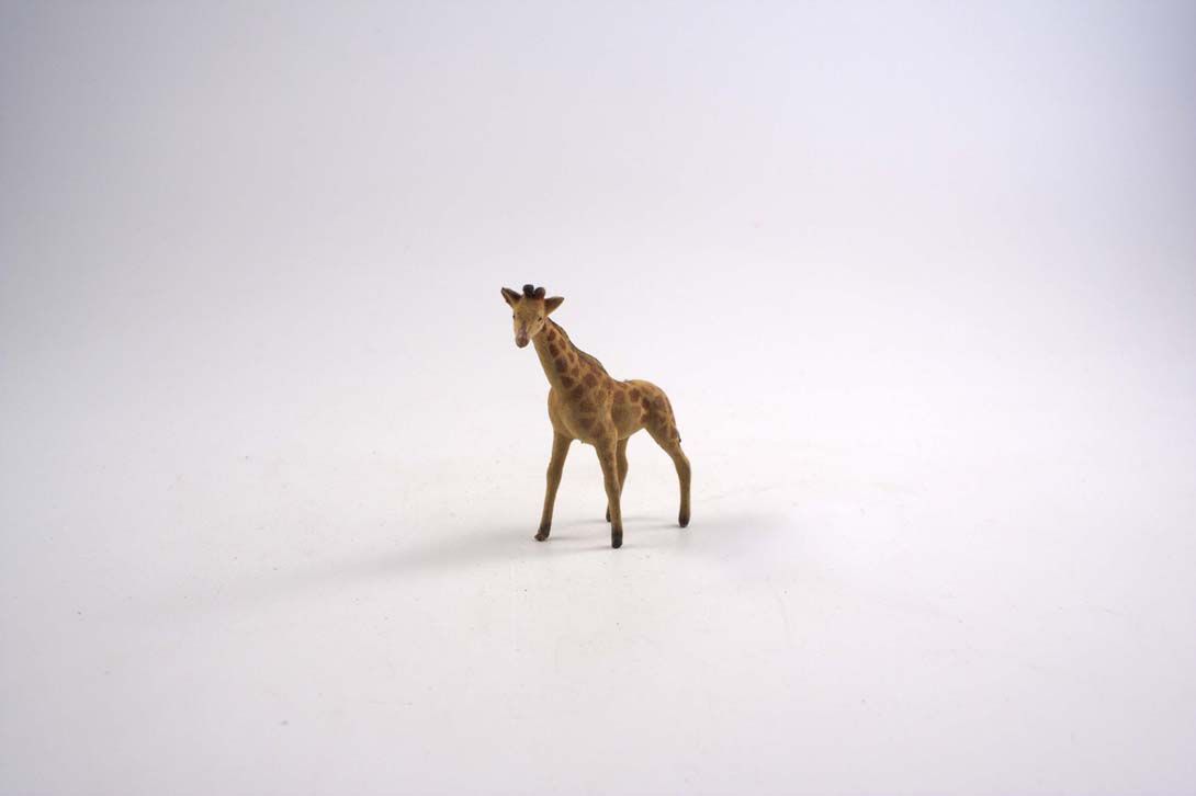 Foto Little Giraffe Figurine, Undecided Looking
