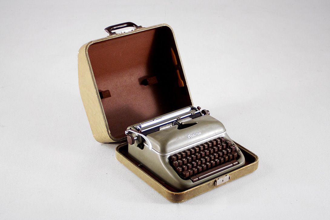 Foto Optima Typewriter with Case