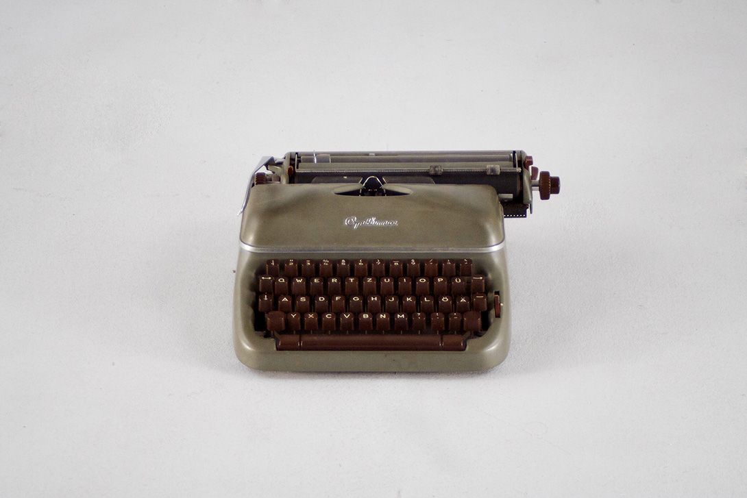 Foto Optima Typewriter with Case