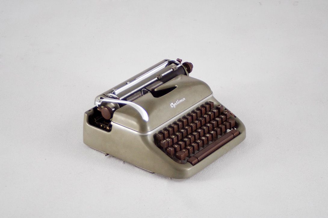 Foto Optima Typewriter with Case