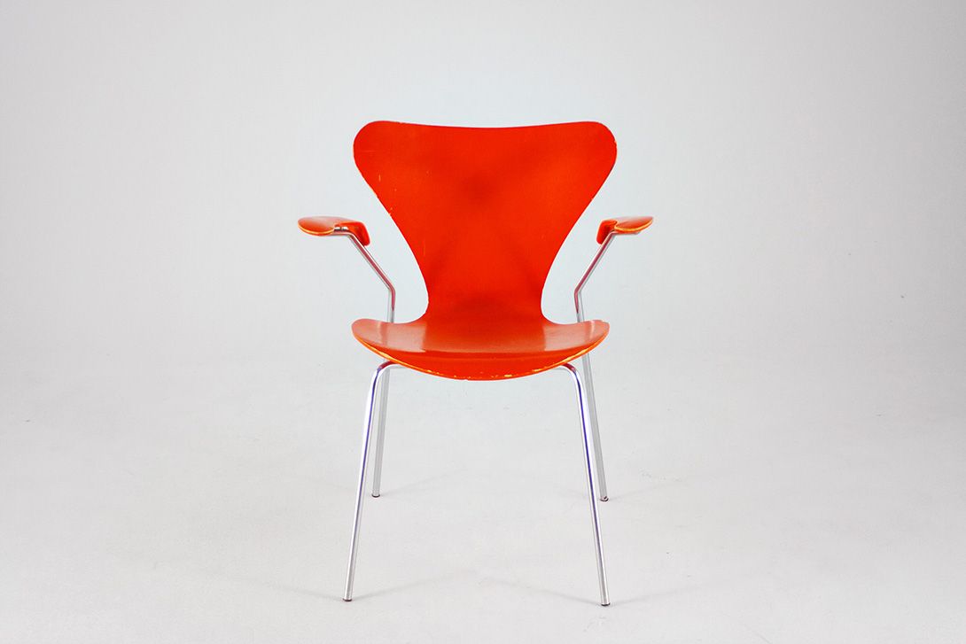 Foto Shiny Bright Red Jacobsen Chair 3107 with Armrests by Fritz Hansen