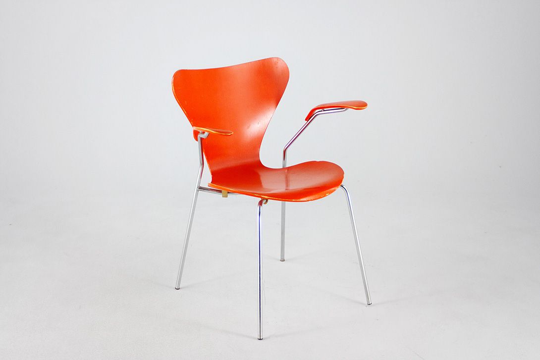 Foto Shiny Bright Red Jacobsen Chair 3107 with Armrests by Fritz Hansen