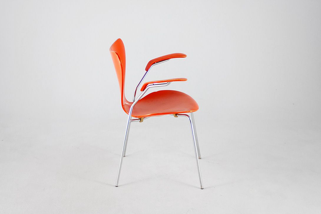 Foto Shiny Bright Red Jacobsen Chair 3107 with Armrests by Fritz Hansen