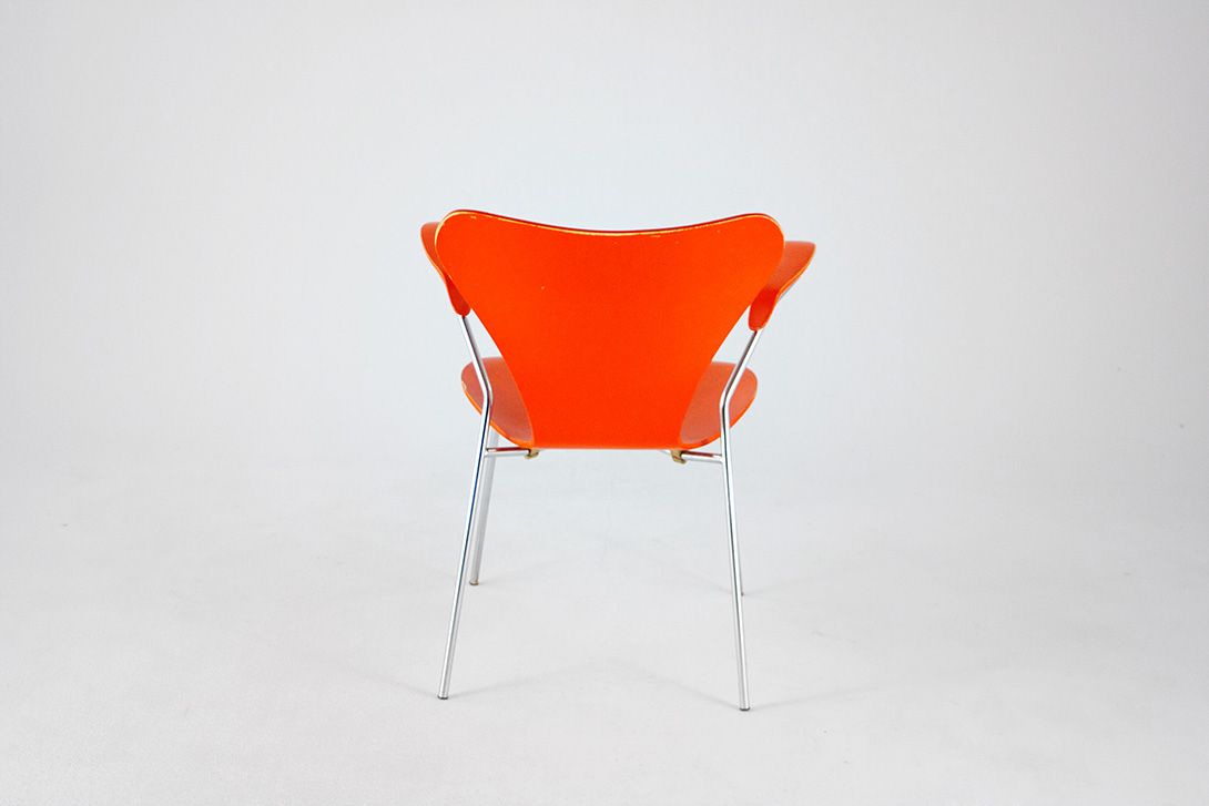 Foto Shiny Bright Red Jacobsen Chair 3107 with Armrests by Fritz Hansen