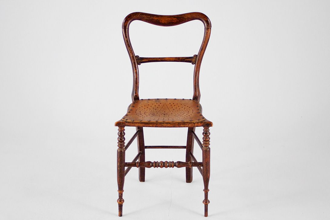 Foto Biedermeier Wooden Chair with 1900 fixed Perforated Seat Pattern