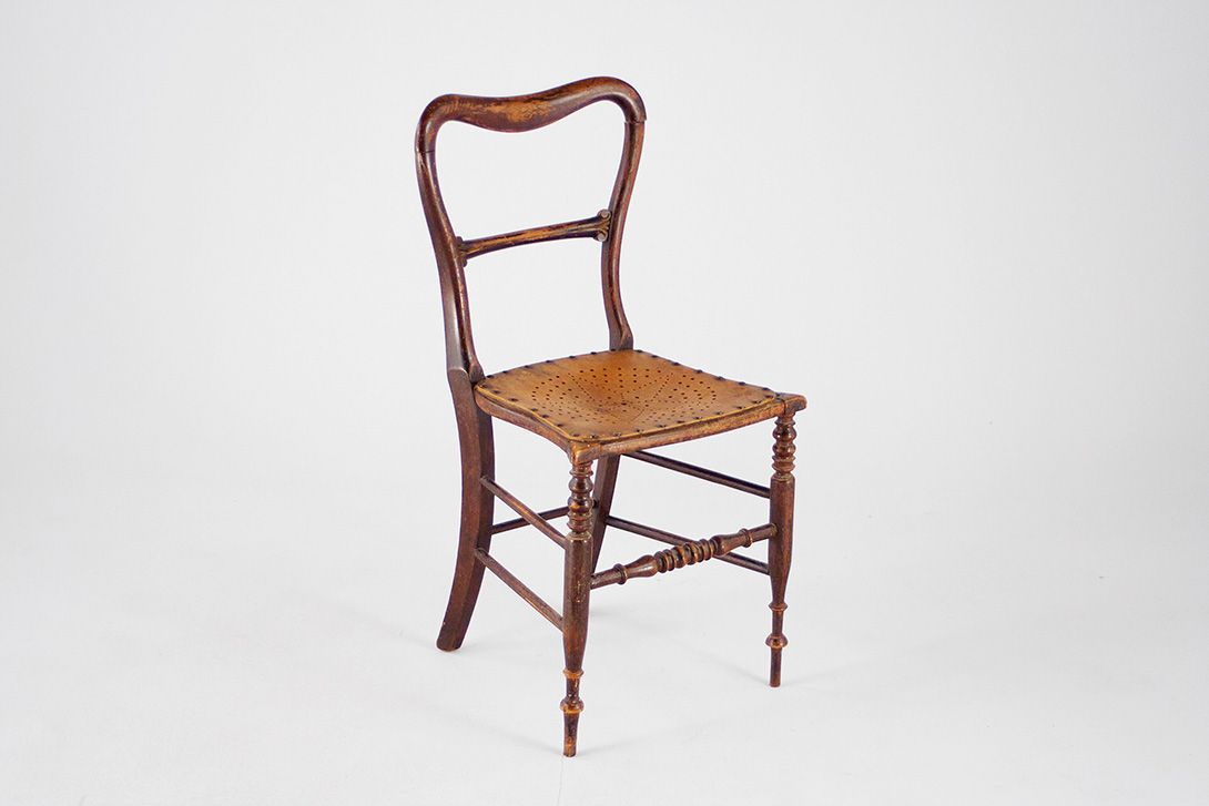 Foto Biedermeier Wooden Chair with 1900 fixed Perforated Seat Pattern