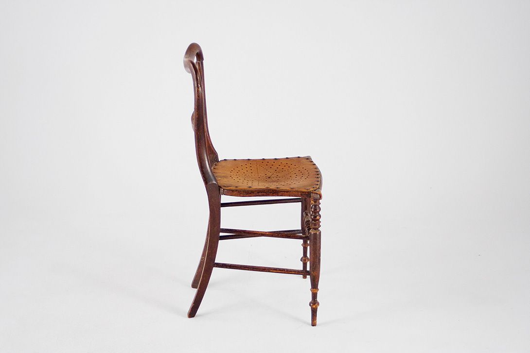 Foto Biedermeier Wooden Chair with 1900 fixed Perforated Seat Pattern