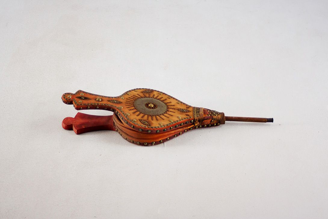 Foto Vintage Bellows Richly Embellished with Brass Rivets Budapest 1890