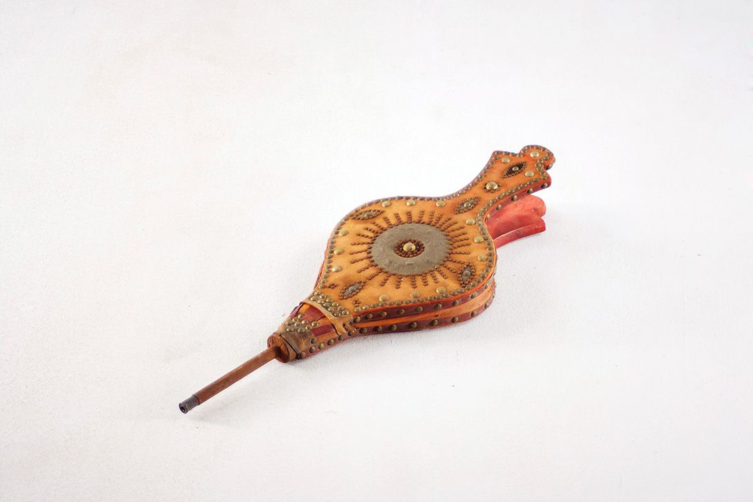 Foto Vintage Bellows Richly Embellished with Brass Rivets Budapest 1890