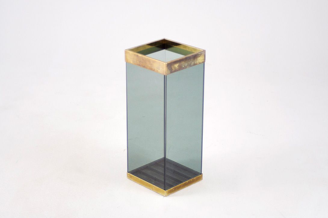Foto Umbrella Stand, Clean Shape, Square Cuboid, Smokey Grey Plexiglas and Brass Highlights