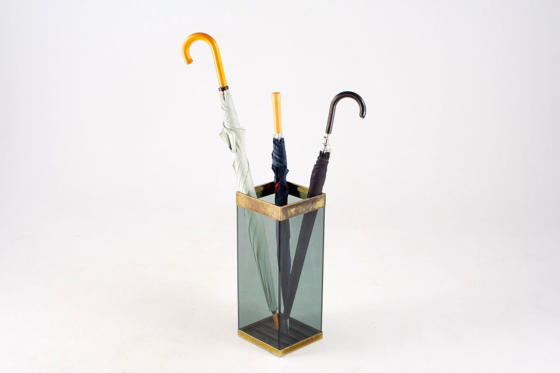Foto Umbrella Stand, Clean Shape, Square Cuboid, Smokey Grey Plexiglas and Brass Highlights