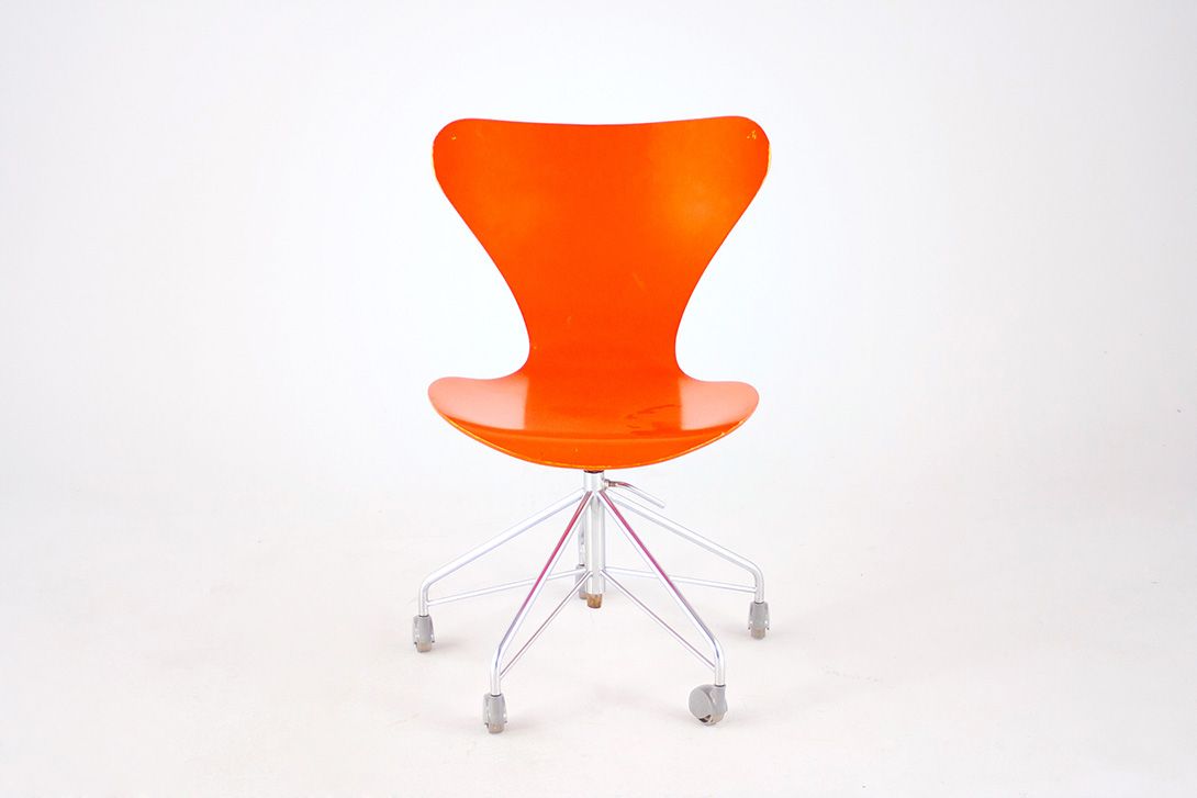 Foto Shiny Orange Jacobsen Chair 3107 with Swivel Base and Casters by Fritz Hansen