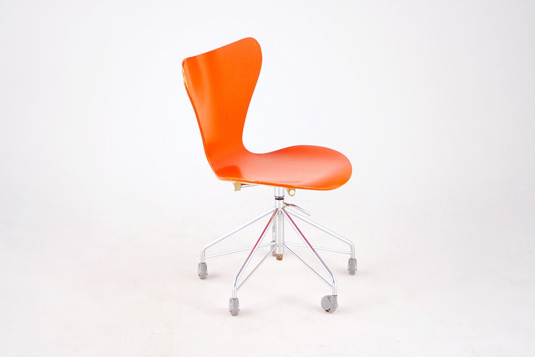 Foto Shiny Orange Jacobsen Chair 3107 with Swivel Base and Casters by Fritz Hansen